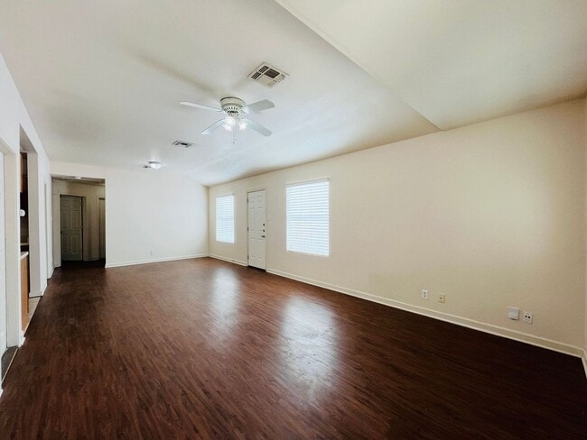 Photo - Cozy 2 bedroom 2bath Retreat near Randolph AFB, IH-35, Loop 1604, BAMC, and only minutes from The... House