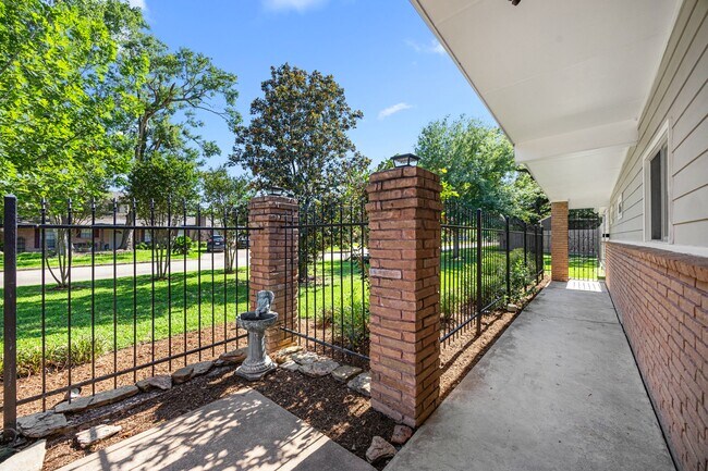 Foto del edificio - 10310 Mayfield Rd