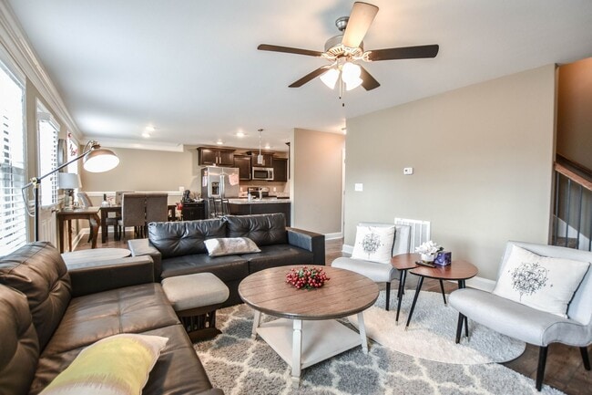 Building Photo - Three Bedroom in Magnolia Place!