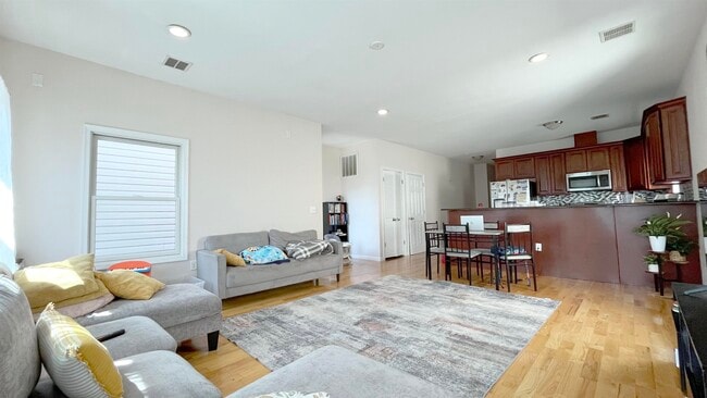 Foto del edificio - 56 Laidlaw Ave