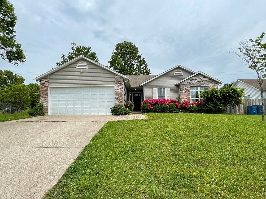 Foto principal - Adorable 3 Bedroom property with a sunroom...