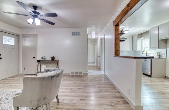Building Photo - 2114 W 48th Pl