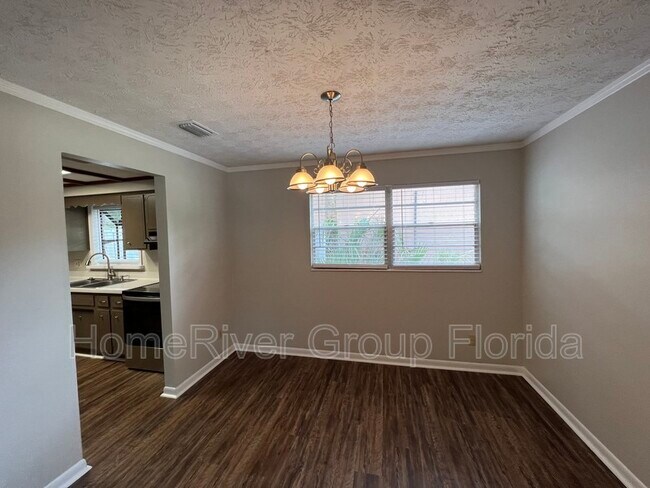 Foto del edificio - 10962 Luana Dr N