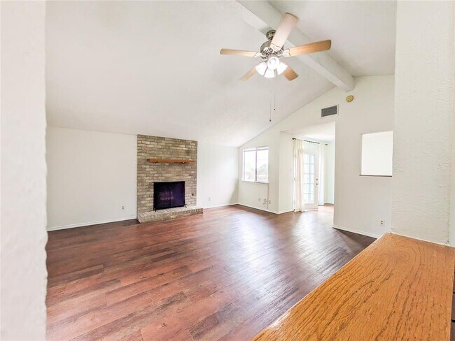 Building Photo - 205 Cloudview Dr