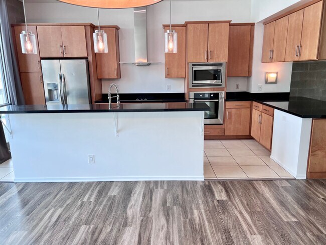 Building Photo - 378 S Farmer Ave