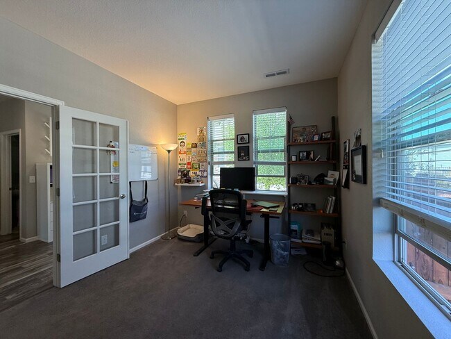 Building Photo - Luxury & Convenience with modern upgrades ...