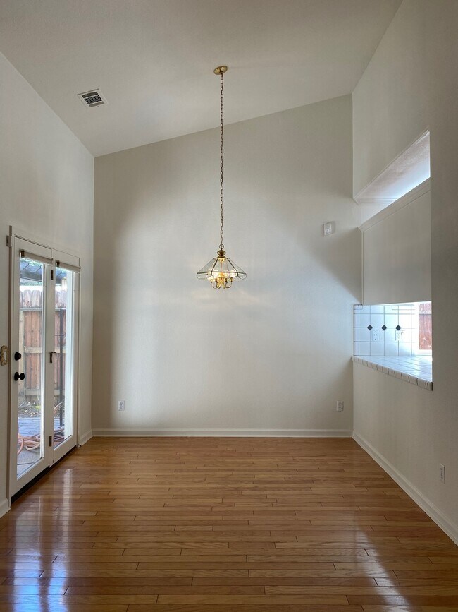Building Photo - Large 2 Bedroom Home in Park West  - Comin...