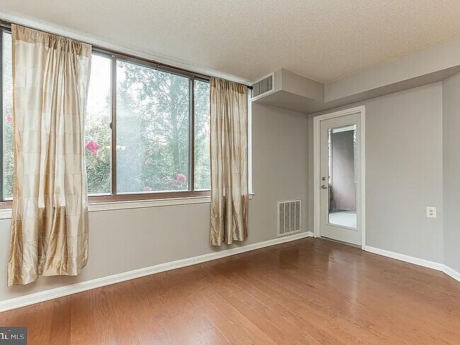 Foto del edificio - 10101 Grosvenor Pl