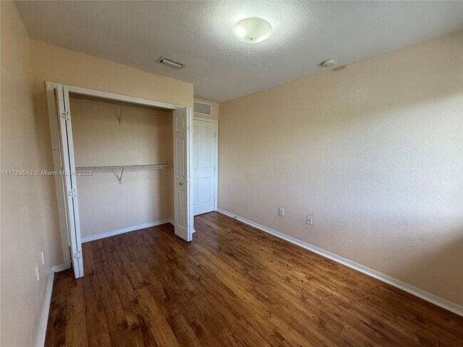 Foto del edificio - 20437 NW 15th Ave