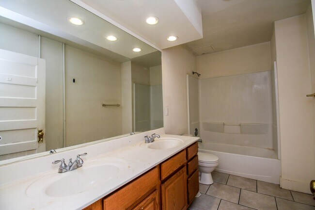 Building Photo - 6 Bed 3 Bath House on East Campus!