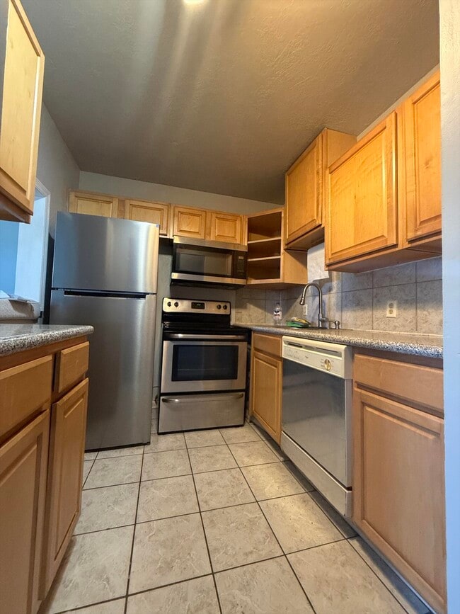 Building Photo - 145 Berkshire G