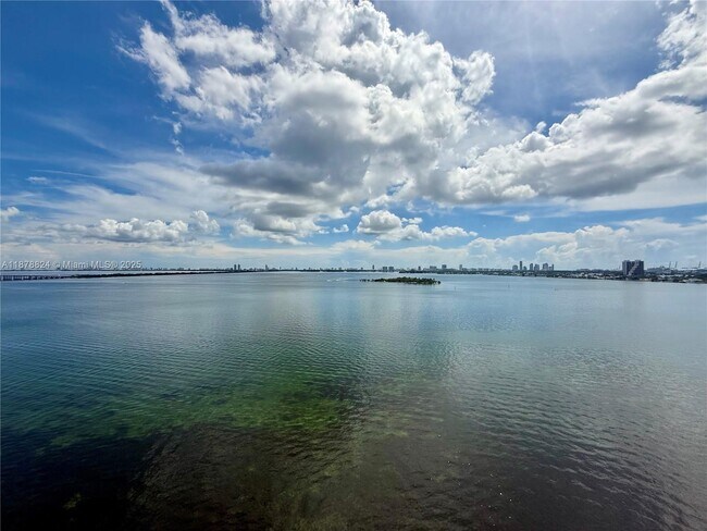 Foto del edificio - 700 NE 24th St