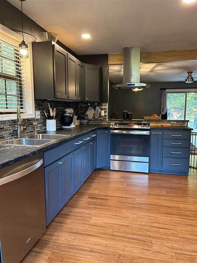 Building Photo - 143 Wood View Dr