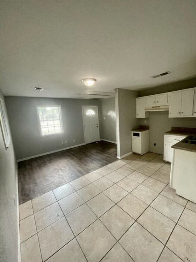 Foto del edificio - 2 Bed / 1 Bath Apartment