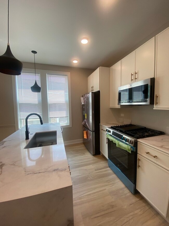 Building Photo - 2934 N Avers Ave