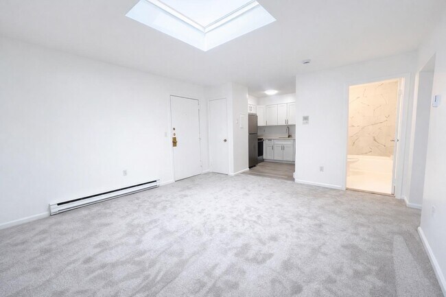 Foto del edificio - 737 Cove Rd