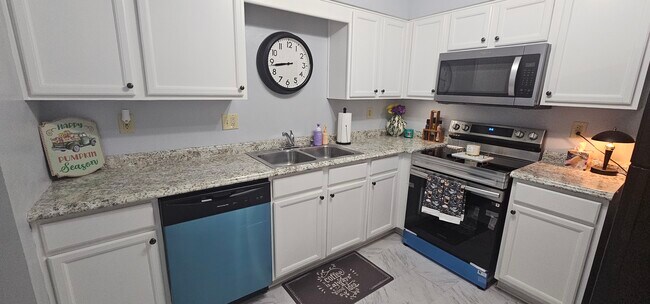 New stainless steel stove, microwave and dishwasher - 408 La Fontenay Ct
