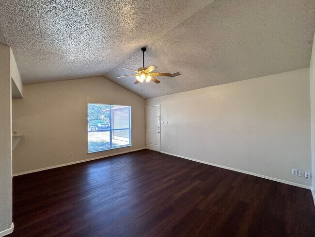Foto del edificio - 8802 Pineridge Dr