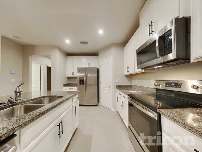 Building Photo - 11120 High Noon Trl