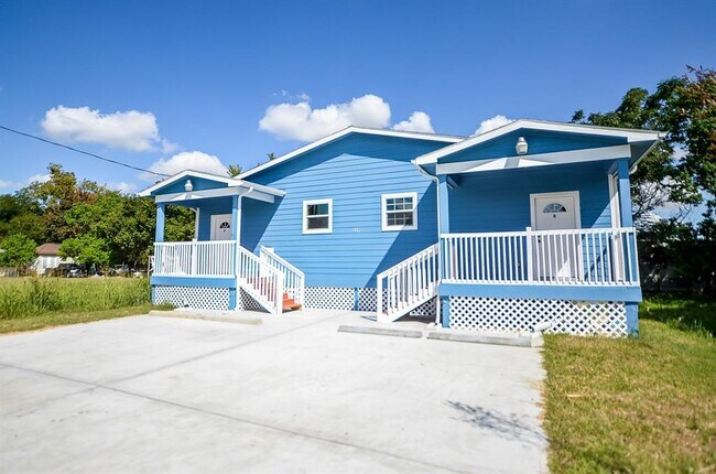 Building Photo - 239 Broadhurst Dr