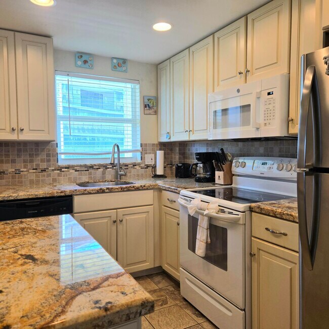 Building Photo - 1161 Hillsboro Mile
