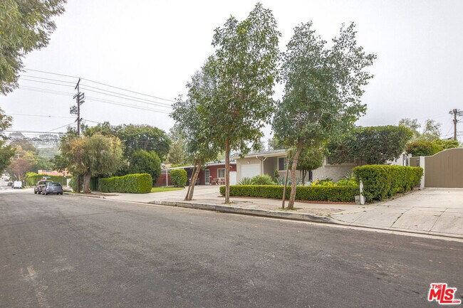 Foto del edificio - 22022 Lopez St