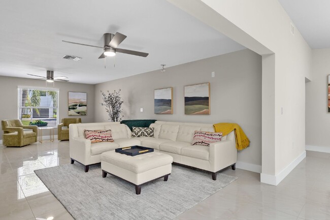 Building Photo - Naples Park Pool home - walking distance t...