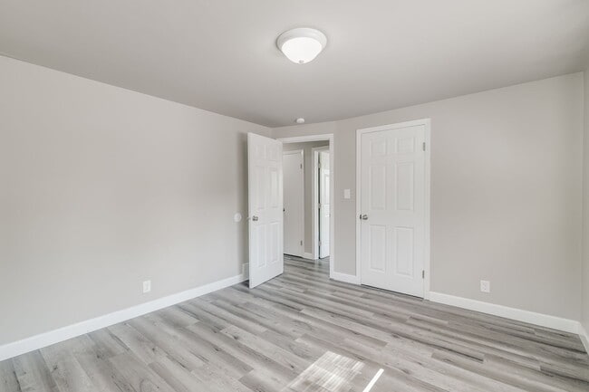 Building Photo - 471 Farwell Ave