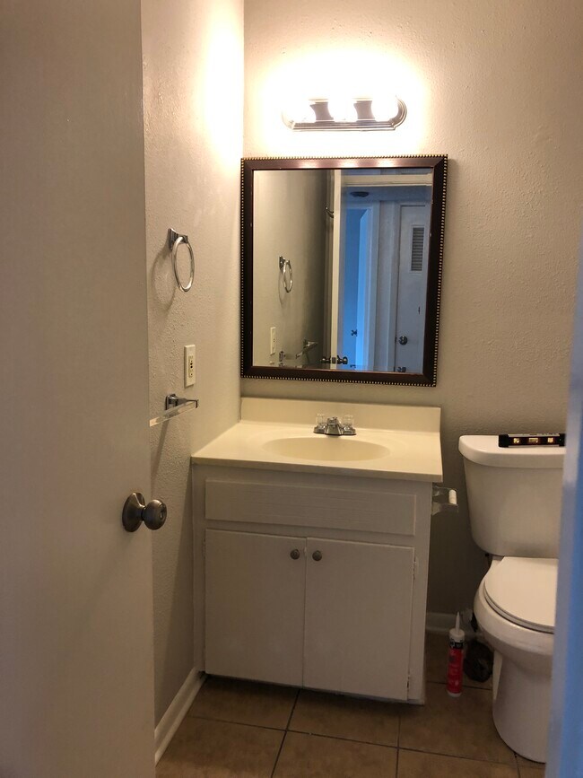 Baño - 137 Elm St