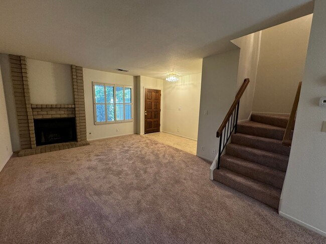 Foto del edificio - 2 bedrooms, both w/attached baths, laundry...