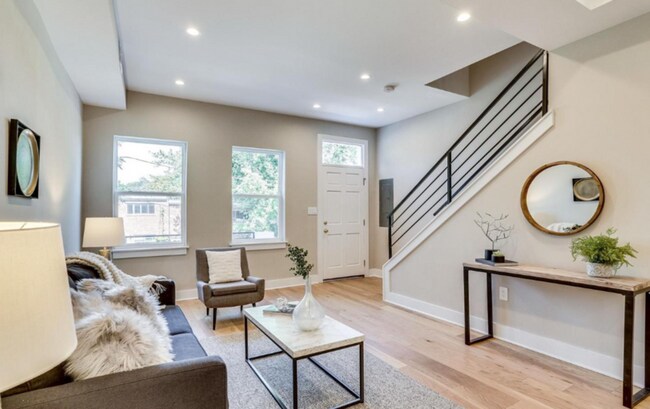 Building Photo - One of a Kind Row Home in Buena Vista!