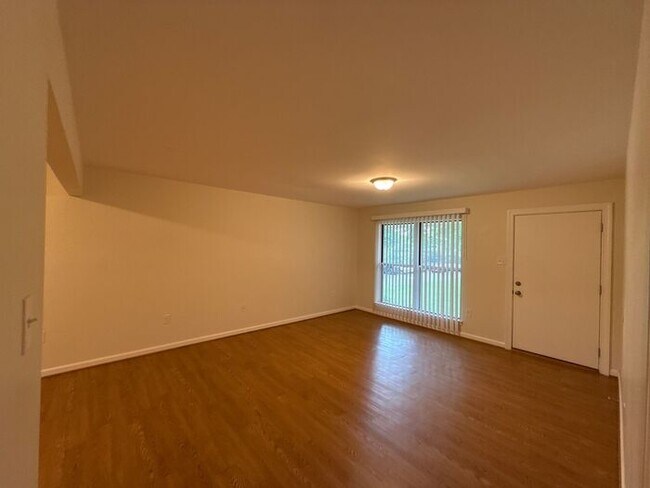 Foto del edificio - T.R. Lawing Realty Property