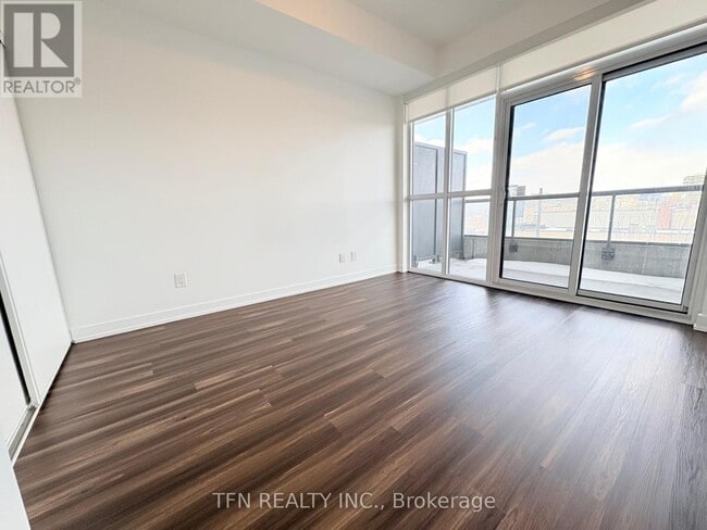 Photo du bâtiment - 1603 Eglinton Ave W