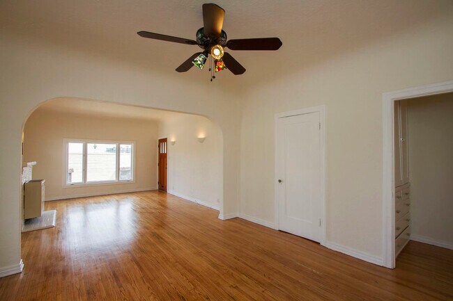 Foto del edificio - 833 E Edgeware Rd