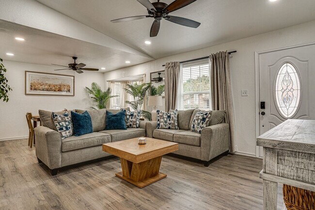 Foto del edificio - 4211 Coronet Ln