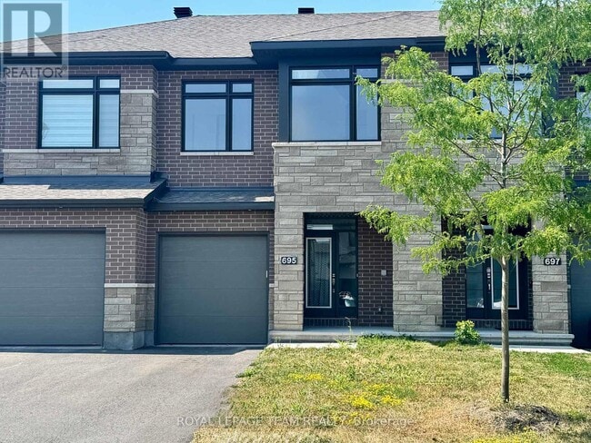 Building Photo - 695 Cairn Cres