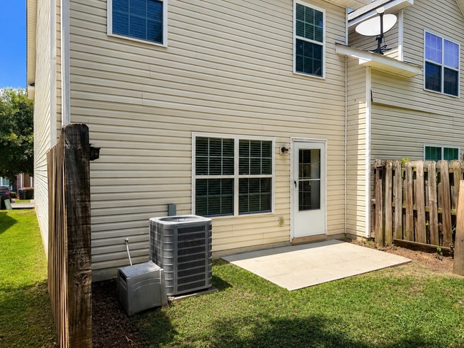 Building Photo - Available NOW- West Augusta Townhome with garage