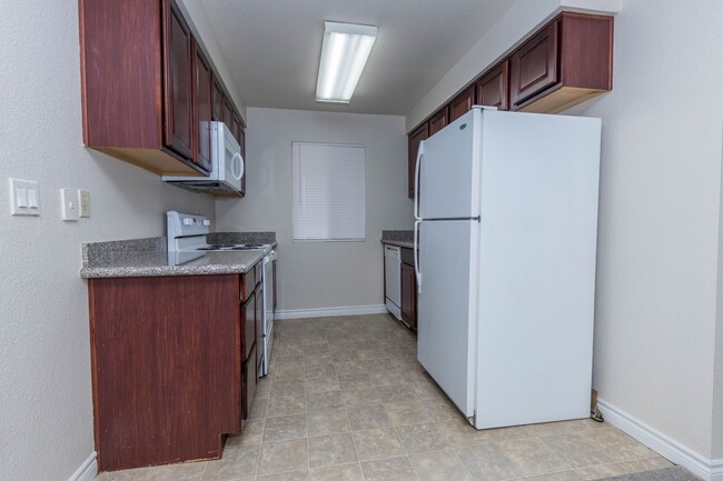 Building Photo - Charming 1-Bedroom Condo in Guard-Gated Be...