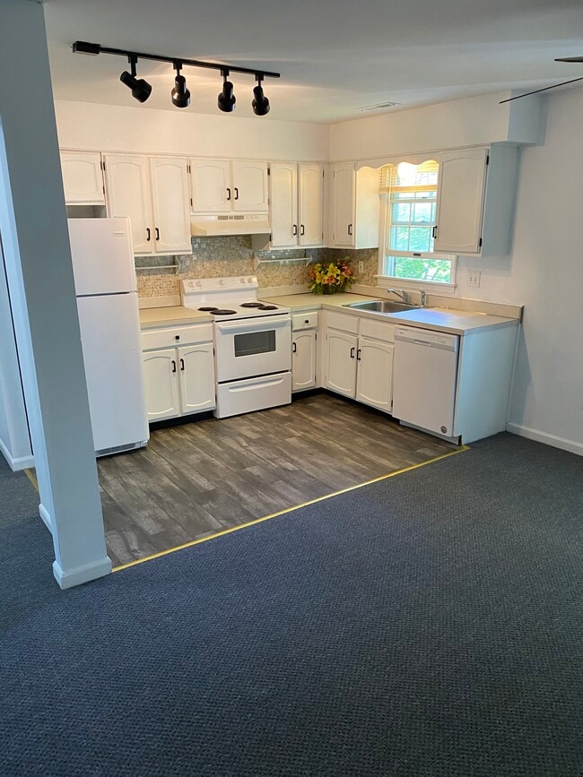 Kitchen - 105 Carriage Path S