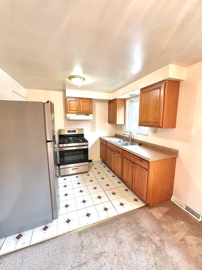 Building Photo - Well-Maintained 2 Bed, 1 Bath Townhome in Munhall - Central AC & Heat, Integral Garage - Availabl...