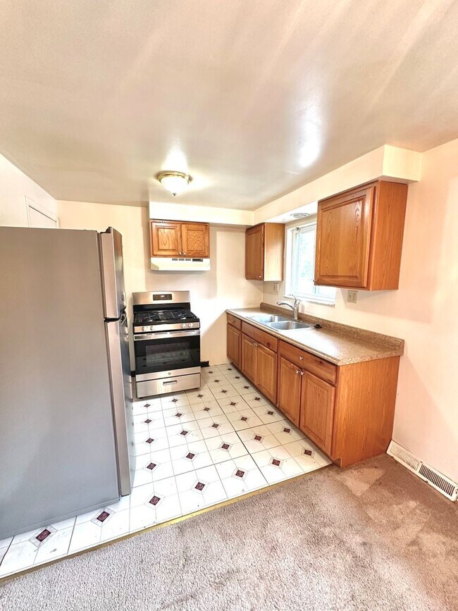 Foto del edificio - Well-Maintained 2 Bed, 1 Bath Townhome in Munhall - Central AC & Heat, Integral Garage - Availabl...