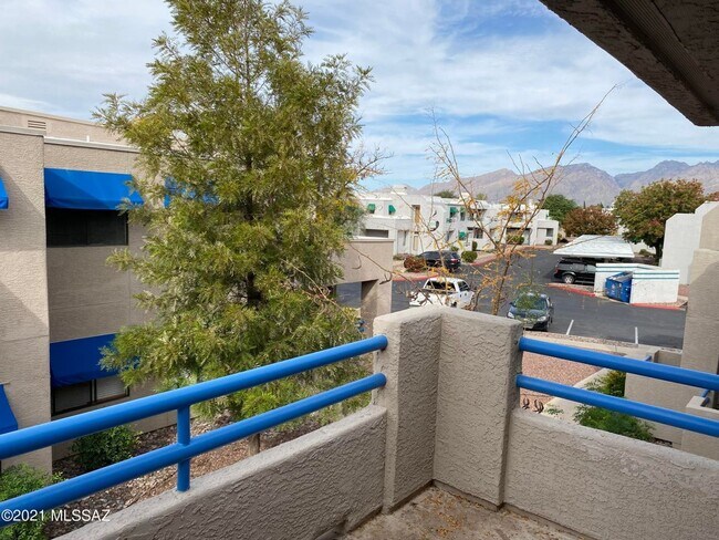 Building Photo - Two story Condo with Laundry