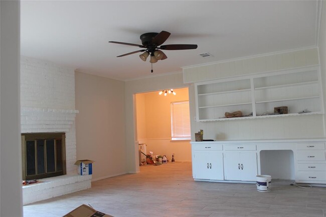 Building Photo - 104 S Lois Ln