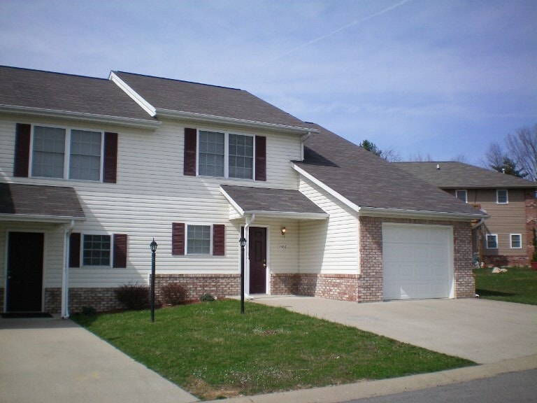 1466 W Rockcrest Dr, Bloomington, IN 47403 Townhome Rentals in