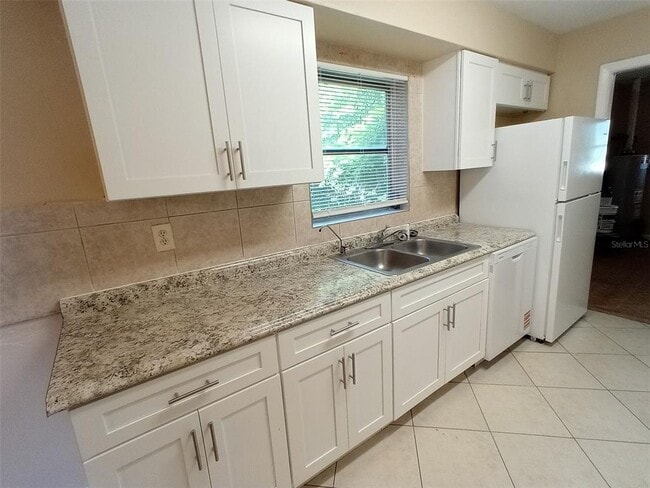 Foto del edificio - 2283 Howland Blvd