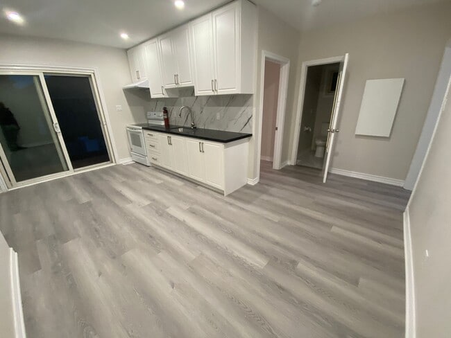 Building Photo - 35 Amberley Dr