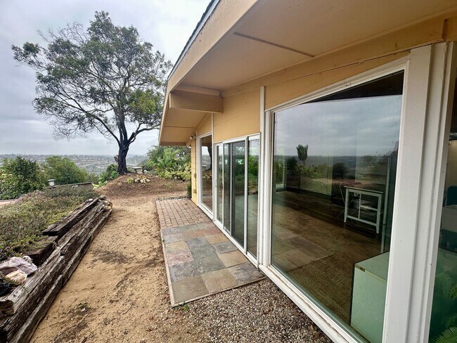 Foto del edificio - Stunning Encinitas Apartment with Panoramic Views