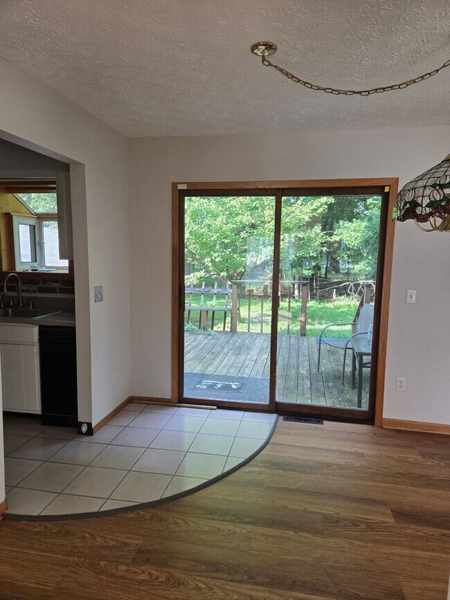 Foto del edificio - Lakeview 3 Bedroom  1.5 Bath  Home for Ren...