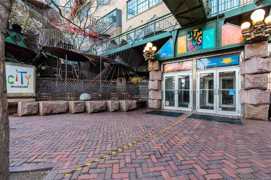 Building Photo - 701 N 15th St