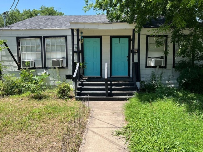 Building Photo - For Rent: Charming 2 Bed / 1 Bath Duplex with Backyard
